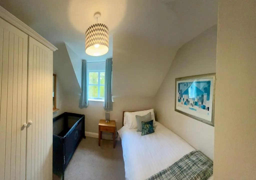 Single bedroom with travel cot